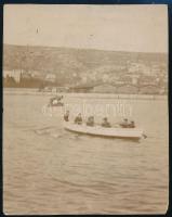 cca 1910 K. u. k. matrózok csónakban eveznek, vágott fotó, 9×7 cm