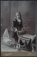 cca 1910 Kislány babával, keményhátú fotó Klapok pécsi műterméből, 16,5×10,5 cm