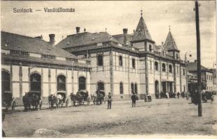 Szolnok, vasútállomás, lovashintók. Vasúti levelezőlapárusítás 4787.