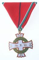 ~2006. 56-os Szövetség Vitézi Lovagrendje, posztumusz kitüntetés aranyozott, zománcozott fém kitüntetés 092 sorszámmal, mellszalagon, sérült műanyag tokban. 56. X. 23. - RE-ME-MB-ER (35x35mm) T:1 / Hungary ~2006. League of 56 Knights Order, posthumous medallion gilt, enamelled metal medallion with 092 number, with ribbon, in damaged case. 56. X. 23. - RE-ME-MB-ER (35x35mm) C:UNC Márton 37/5