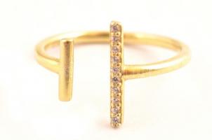 Aranyozott ezüst(Ag) gyűrű, apró kövekkel, jelzett, méret: 56, bruttó: 1,6 g