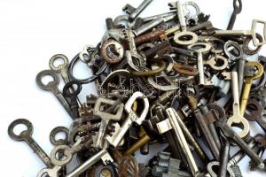 Hatalmas fém kulcs tétel, össz. kb. 110 db, sok régi, míves darabbal