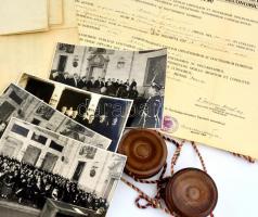 2 db fa függőpecsét + cca 1930 4 db fotó feltehetőleg diplomaosztóról, 17,5x23,5 cm + 1934-1936 közg...