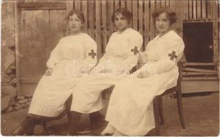 Vöröskeresztes ápolók a tábori kórház udvarán / WWI Austro-Hungarian K.u.K. military hospital, Red Cross nurses. photo (fl)