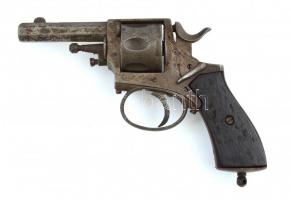 Nagant szovjet revolver, feltehetően 1930 körüli, 38-as kaliber, biztosítóval, jelzés nélkül, négyjegyű sorszámmal, hiányos, kopott, h: 18 cm, m: 13 cm / Nagant soviet revolver (gun), around 1930, calibra 38, not marked, with four digit serial no., deficient, with some wear