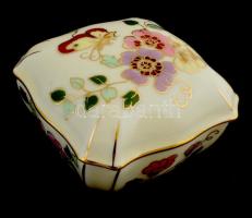 Zsolnay pillangó mintás asztali szett: váza (m:20 cm), ékszerdoboz (7,5x7,5 cm), tálka (d:12,5 cm). ...