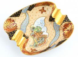 Drasche (Kőbányai Porcelán) Szacuma mintájú hamutartó. Kézzel festett, jelzett, Tervező: Pataky Piri jelzésével. Minimális kopással 14x12 cm