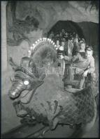 cca 1950 Vidámpark, fotó, hátulján írásokkal, 17,5x12,5 cm