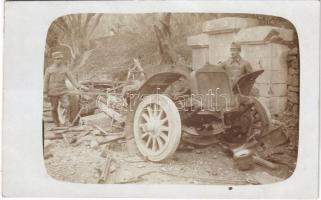 Osztrák-magyar katonák egy gépkocsi roncsaival / WWI Austro-Hungarian K.u.K. military, soldiers next to the wreckage of a car. photo (EK)