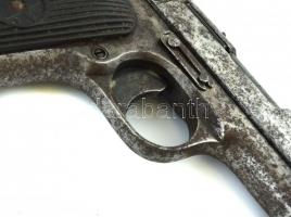TT szovjet pisztoly, 7,62 mm, hatástalanított, tárral, részben műanyag markolattal, kopott, h: 20,5 ...