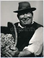 Inkey Tibor (1908-1998): Büszkeség - Gazdag szüret, pecséttel jelzett, feliratozott fotó, 24×18 cm