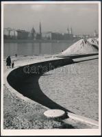C. Kovács István (?-): Séta a Duna-parton, pecséttel jelzett fotóművészeti alkotás, 24×18 cm