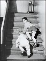 Vincze János (1922-1998): Fel a lépcsőn, jelzetlen fotóművészeti alkotás, hátoldalon feliratozva, 40×30 cm