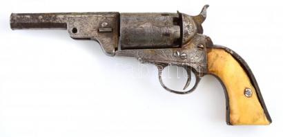 cca 1890-1914 Jules Kaufmann revolver, Liége-i belga fegyvergyáros Colt Pocket Navy másolata, jelzett (forgótáron: Korona/ Korona alatt J K, csövön: Korona alatt R csillag C), gravírozott, sérült csontmarkolattal, hatástalanított, hiánnyal, 23x11 cm, 694 gr.