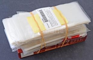 Kb. 1000 db B.O.P.P. nagyobb méretű (17 cm x 10,5 cm) műanyag képeslaptartó tok + páramegkötő szilikagél tasakok (nedvszívó) / Cca. 1000 B.O.P.P. bigger sized (17 cm x 10,5 cm) plastic postcard carrying cases + desiccant silica gel packets