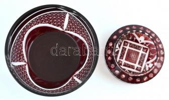 Kétrétegű ólomkristály üveg asztali tál és hamutartó, hámozott, metszett, apró csorbákkal, d: 11 és ...