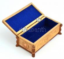 Virágmintás faragott fa doboz, kis kopásnyomokkal, 17×7,5×6,5 cm