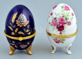 2 db Fabergé stílusú porcelán tojás, matricás, jelzés nélkül, kis kopásnyomokkal, m: 9,5 cm