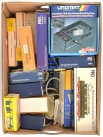 Hatalmas, retro, részben PIKO H0 játék vasúti gyűjtemény mozdonyokkal, kocsikkal, sínekkel, épületek...