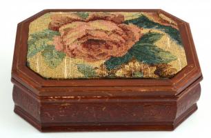 Fa doboz, tetején szőtt virág mintával díszített, fedél belsejében tükörrel, szövettel bélelt, oldalán florális ornamentikával, kissé kopott, 15,5x21,5x6,5 cm