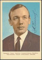Alekszej Jeliszejev (1934- ) szovjet űrhajós aláírása őt magát ábrázoló fotólapon / Signature of Aleksei Eliseyev (1934- ) on a photograph of himself