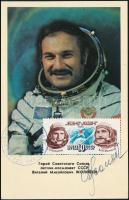 Vitalij Zsolobov (1937- ) szovjet űrhajós aláírása őt magát ábrázoló levelezőlapon / Signature of Vitaliy Zholobov (1937- ) Soviet astronaut on postcard
