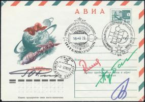 Alekszej Gubarev (1931-2015), Jurij Romanyenko (1944- ), Georgij Grecsko (1931- ) orosz és Vladimír Remek (1948- ) cseh űrhajósok aláírásai emlékborítékon / Signatures of Aleksey Gubarev (1931-2015), Yuriy Romanenko (1944- ), Georgiy Grechko (1931- ) Russian and Vladimír Remek (1948- ) Czech astronauts on envelope