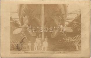 Osztrák-magyar matrózok a szárazdokkban, hadihajó hajócsavarjával / K.u.K. Kriegsmarine / Austro-Hungarian Navy, mariners at the dry dock with battleships propeller. photo (fl)