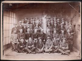 cca 1898 Soproni Férfi Dalkör, csoportkép zászlóval, vintage fotó kartonon, jobb felső sarkában törésnyommal, szélein kissé sérült, 26x36,5 cm