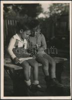 cca 1932 Kinszki Imre (1901-1945) budapesti fotóművész hagyatékából, a szerző által feliratozott vintage fotó (Kinszki Gáborka 4 éves), 18x13 cm