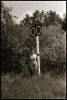 cca 1974 Naturista vadkemping, szolidan erotikus felvételek, 11 db vintage NEGATÍV, 24x36 mm