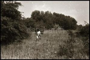 cca 1974 Naturista vadkemping, szolidan erotikus felvételek, 11 db vintage NEGATÍV, 24x36 mm