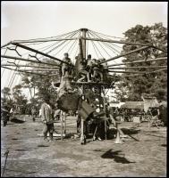 1935 Thöresz Dezső (1902-1963) békéscsabai gyógyszerész és fotóművész hagyatékából vintage NEGATÍV (emberi erővel hajtott körhinta, a békéscsabai vásárban), 6x6 cm