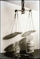 1935 Thöresz Dezső (1902-1963) békéscsabai gyógyszerész és fotóművész hagyatékából vintage NEGATÍV (gyógyszerészeti mérleg), 9x6 cm