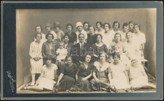 1925 Budapest, csoportkép öt éve végzett osztály találkozójáról, hátoldalon a nevek felsorolásával, keményhátú vintage fotó, 14,8x24,3 cm