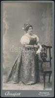 cca 1901 Budapest, Goszleth István (1850-1913) budapesti fényképész műtermében készült, keményhátú vintage fotó, fardagályt viselő hölgyről, 20,8x11,6 cm