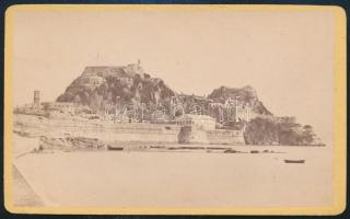 cca 1870 Korfu szigetéről küldött vizitkártya méretű, keményhátú vintage fotó, hátoldalán üdvözlő sorok, 6,2x10,3 cm