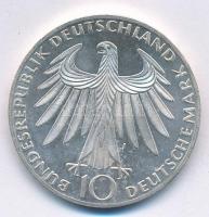 NSZK 1972J 10M Ag "Müncheni Olimpia - térdelő atléták" T:1- (PP) FRG 1972J 10 Mark Ag &quo...