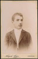 cca 1900 Fiatal férfi portréja, keményhátú fotó Klapok Alajos aradi műterméből, 10,5×6,5 cm
