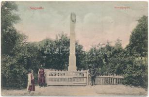 1913 Nagysalló, Tekovské Luzany, Tekovské Sarluhy; Honvéd emlékmű. Fray cég kiadása / Hungarian military monument + "G.BERZENCZE - P.NÁNA 87. SZ. B" vasúti mozgóposta bélyegző (lyukak / pinholes)