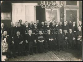 1933 Trikál József (1873-1950) római katolikus pap, teológiai és filozófiai író, egyetemi tanár, hittudományi kari rektor névnapi ünnepsége az egyetemen, tanárokkal.. Javított sarokkal. 24x17 cm