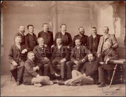 cca 1900 Szabadelvű párti politikusok, művészek tablóképe rajta Tisza István későbbi miniszterelnők, Khuen-Héderváry Gyula, Fejérváry Sándor, Tacskándi Kador Sándor (1859-1913) főrendiházi tag, Lecher Gyula (1841-1914) festőművész, és mások. 32x24 cm