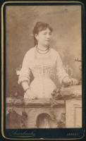 cca 1885 Hölgy műteremben, keményhátú fotó Auerbach Miksa aradi műterméből, 10,5×6,5 cm