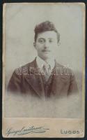 cca 1900 Fiatal férfi, keményhátú fotó Spiegel lugosi műterméből, 10,5×6,5 cm