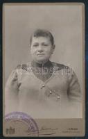 cca 1905 Idős hölgy, keményhűtú fotó Urai János aradi műterméből, sérült hátlappal, 10,5×6,5 cm