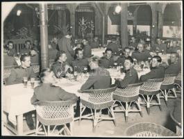 cca 1940 Bp., Katonák ünnepi vacsorája egy vendéglőben, pecséttel jelzett fotó Beller Dezső fényképésztől, 17×23 cm