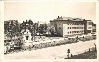 1944 Érsekújvár, Nové Zámky; Vármegyeháza, utcai benzintöltő állomás / county hall, gas oil station, petrol pump (EB)