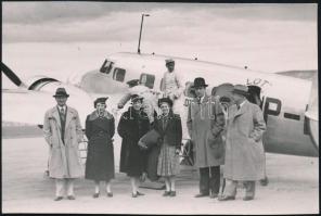 1938 A Középeurópai Hölgy Kupán győztes magyar teniszválogatott tagjai, középen Székelyné Körmöczi Zsuzsi, a budaörsi repülőtéren az indulás előtt. Gaby fotó. Jelezve, nevesítve. 12x8 cm