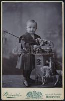 cca 1900 Gyermek, játékokkal Mai Manó műtermét ábrázoló verzójú kabinetfotó 11x17 cm