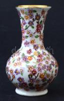 Oscar Schlegelmilch virágmintás porcelán kis váza, kézzel festett, jelzett, kis kopásnyomokkal, m: 10,5 cm